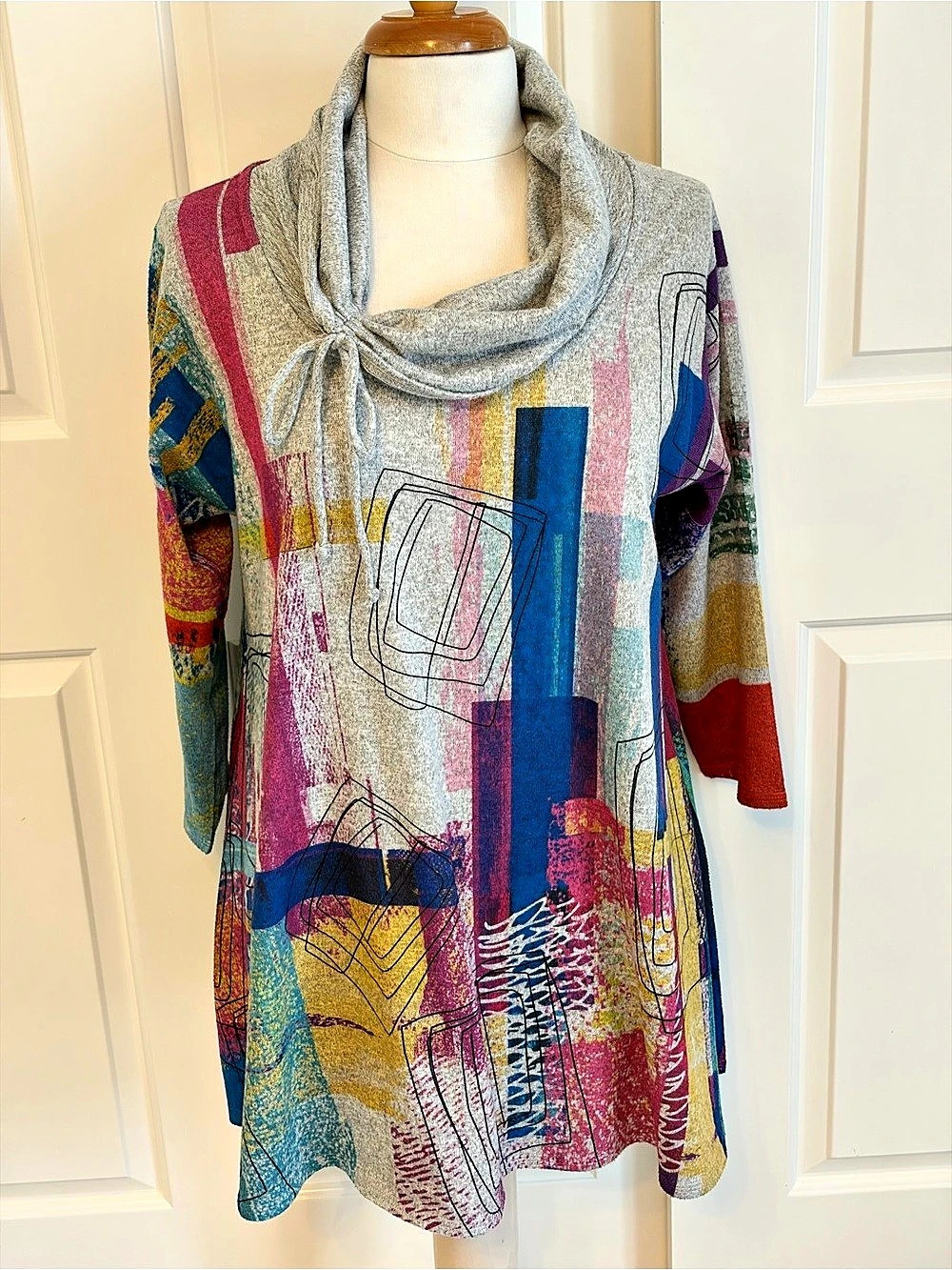 Et’Lois Abstract Print Cowl Neck Tunic in Gray Size Large